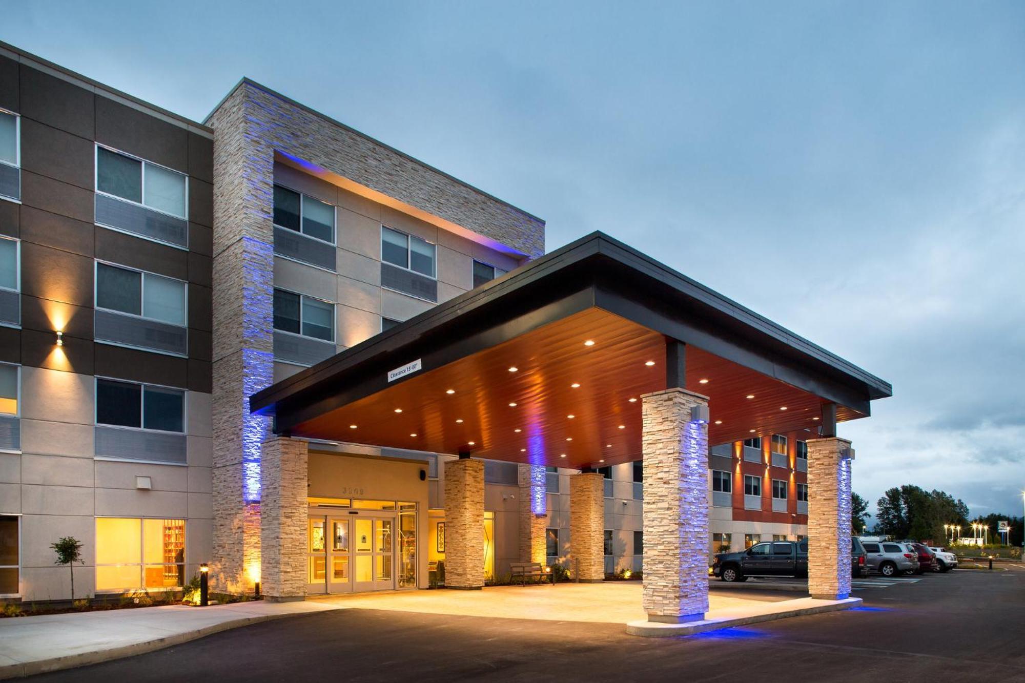 Holiday Inn Express & Suites Terrace By Ihg Bagian luar foto